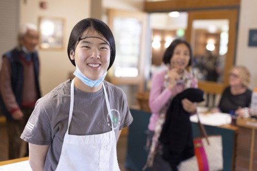 Joanna Hwang ’22  volunteered to serve lunch at the Claremont Joslyn Senior Center. 