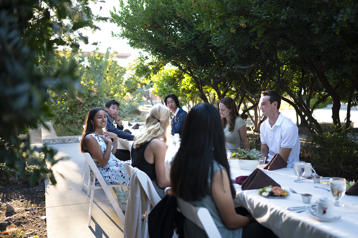 Candid photo of the head table dinner on the Athenaeum Patio during the first Distinguished Speakers event of 2021.