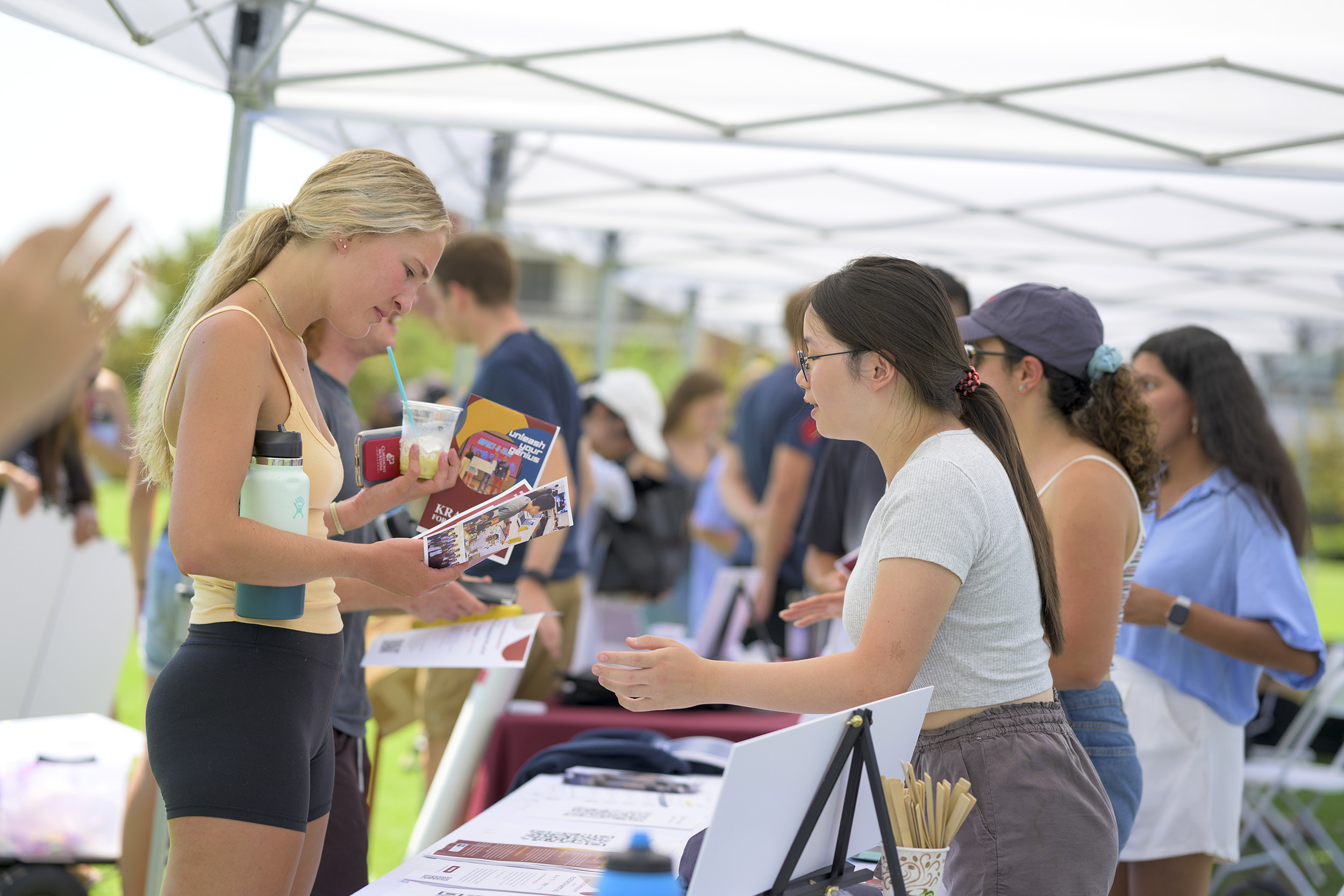 Lei Lei Tun ’23 helps Josie Albrecht ’26 find out more about the Randall Lewis Center for Innovation and Entrepreneurship