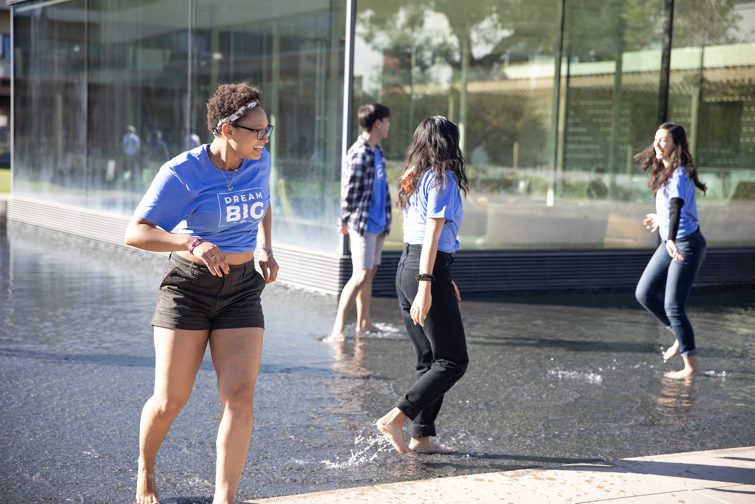 Mayela Norwood ’23, and other QuestBridge scholars splash around near Kravis Center.
