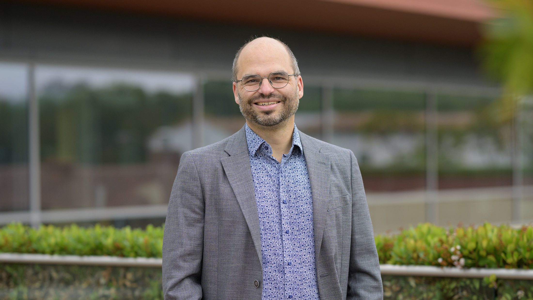 Professor Lars Schmitz.