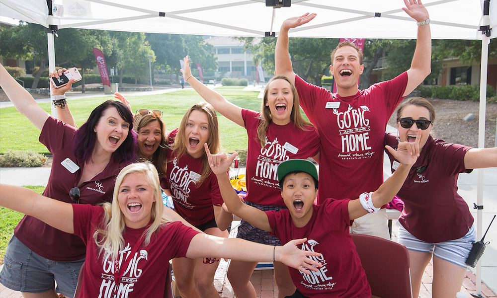 A group of First-Year Guides helping freshman move in.