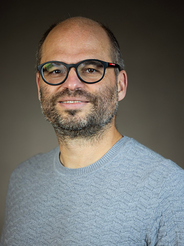 Professor Lars Schmitz.