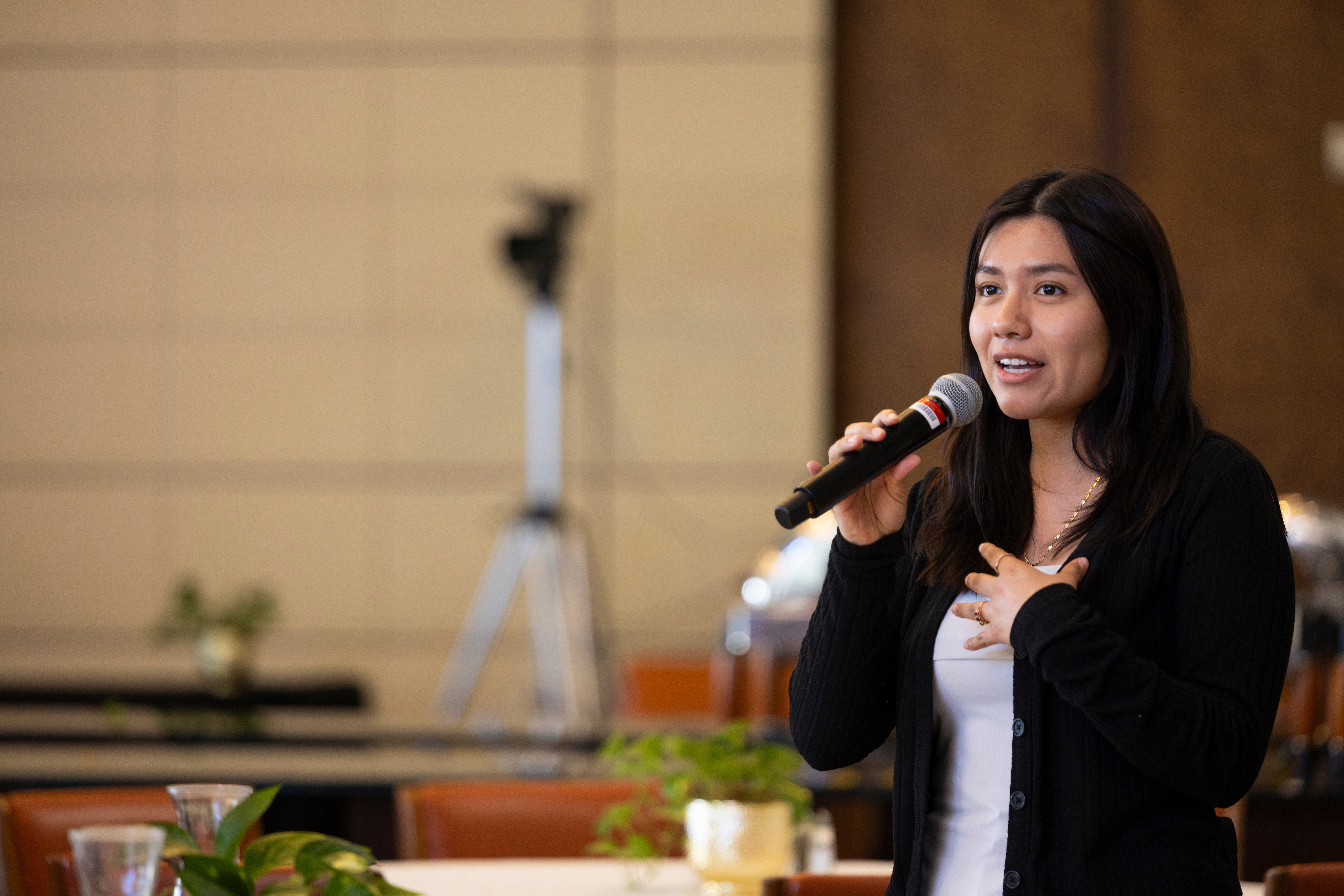 A student participant takes the mic to ask a question at 2026 WLA Conference.