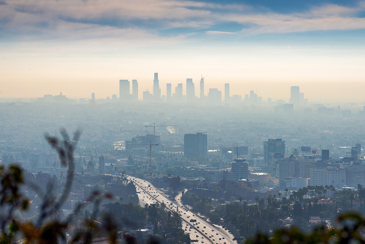 Los Angeles skyline in smog ©Allen.G - stock.adobe.com