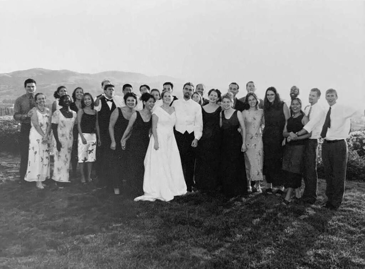 Black and white photo of Adam Wight ’00 and Sherry DeLauder Wight ‘00's CMC wedding party