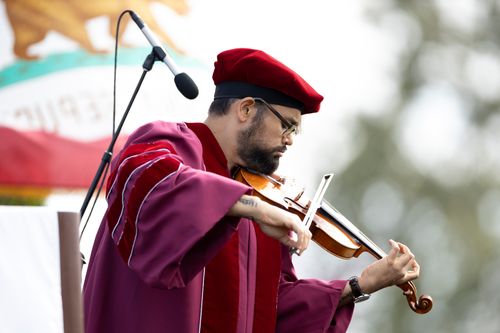 Violinist Vijay Gupta both plays and speaks at 2021 graduation