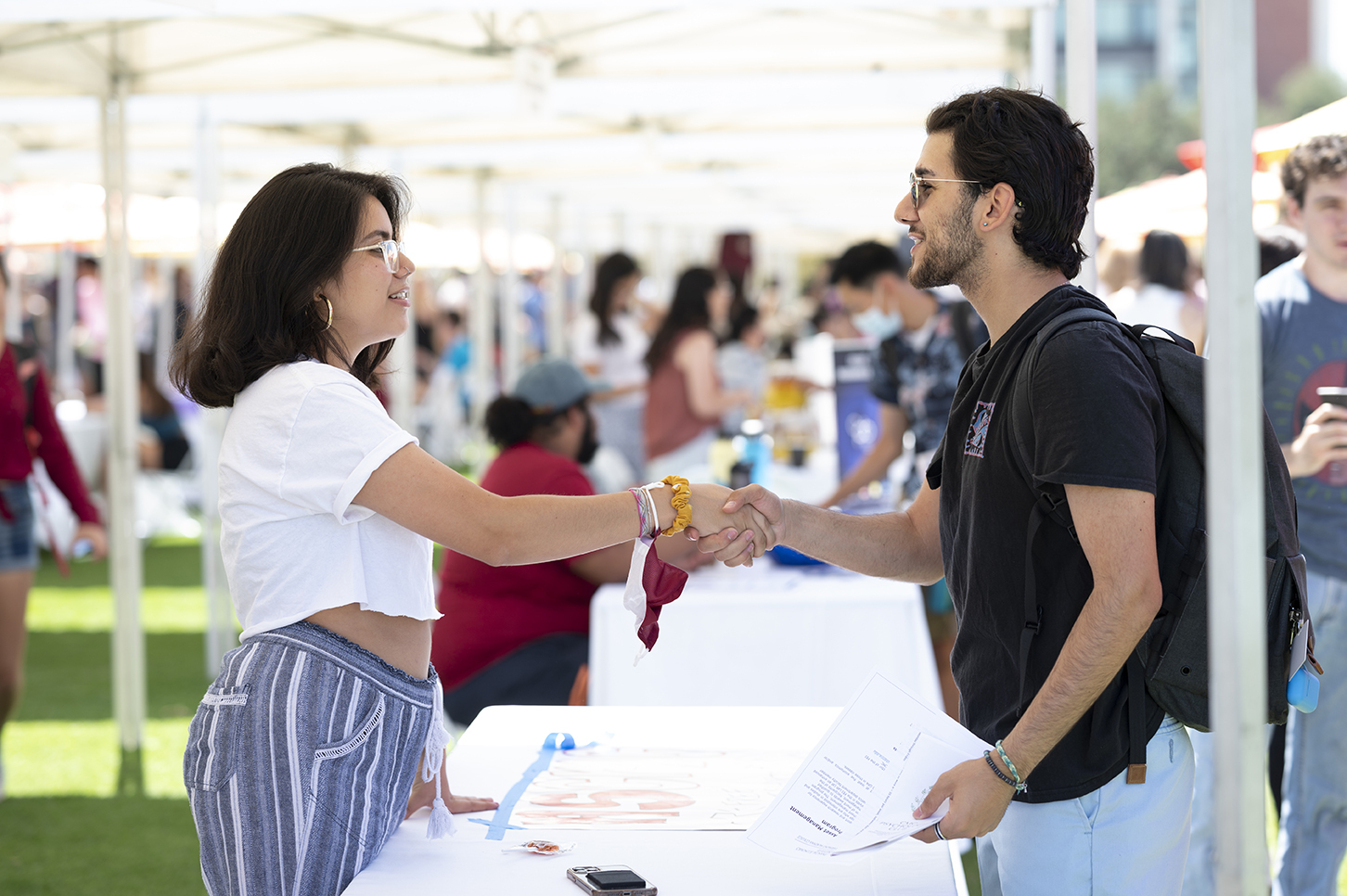 Katherine Esther Almendarez Zuniga ’22 (left), Associated Students of Claremont McKenna College president, greets Mohamed Yassin ’23 at her organization’s booth.