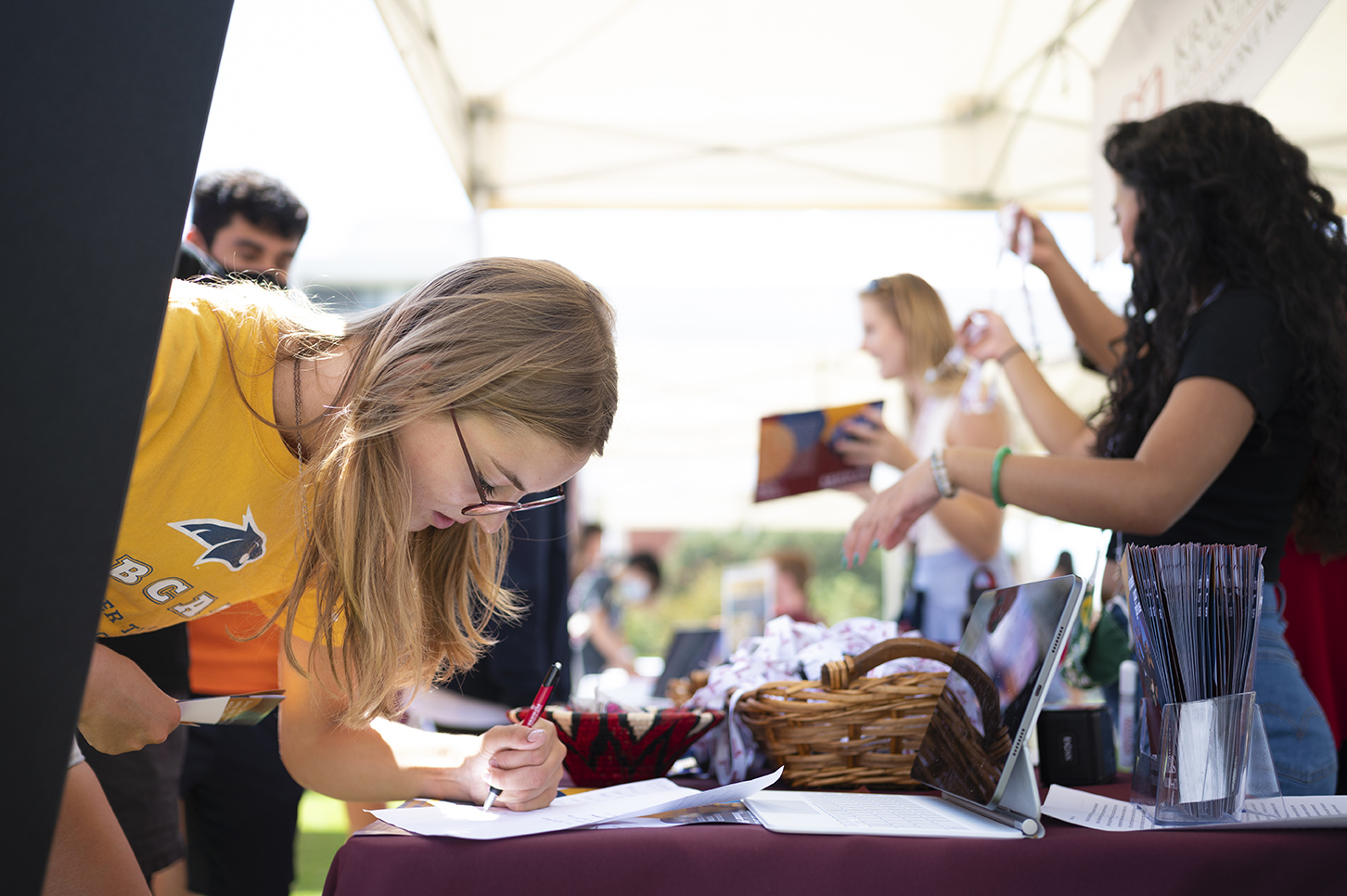 Claire Vlases ’25 checks out material from the Kravis Lab for Social Impact.