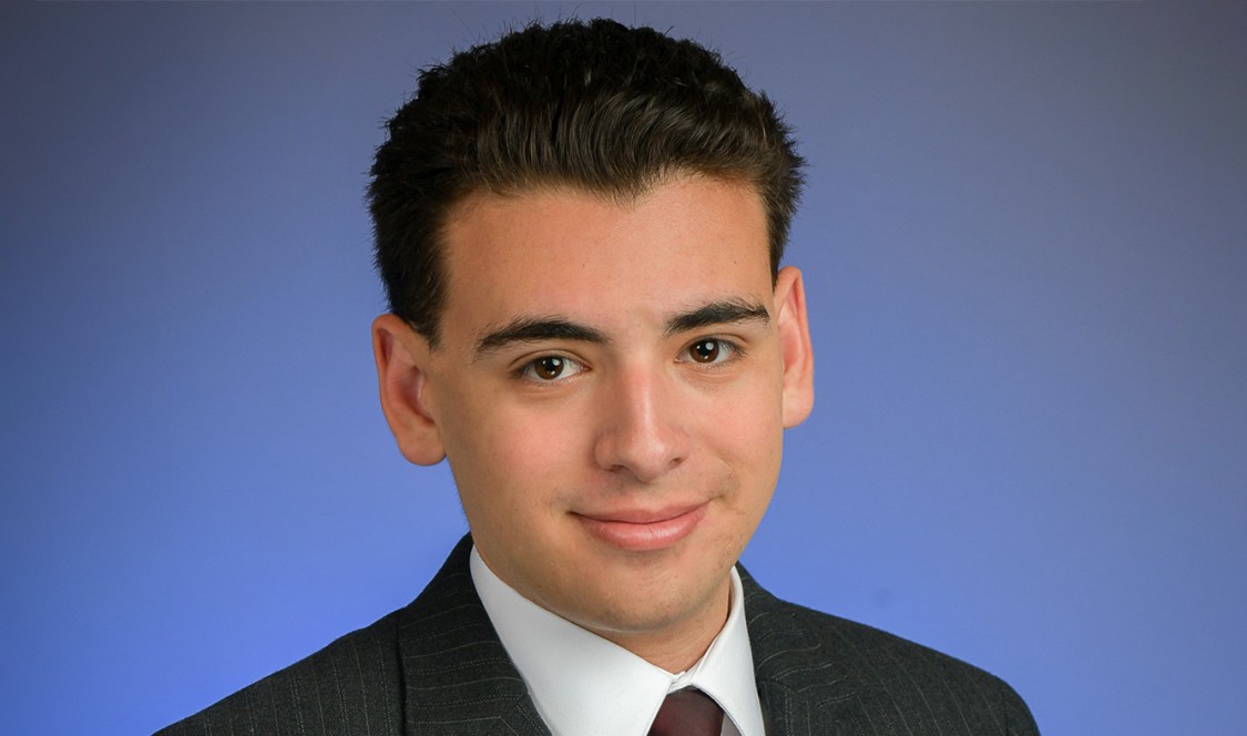 Headshot portrait of Desmond Mantle ’23