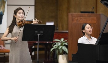YooJin Jang and Sheena Hui ’19 playing the violin and piano