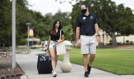 Students walk down a pathway together on move in day