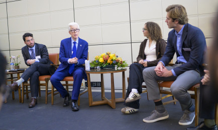 Former Governor Gray Davis and Nick Warshaw ’09, attorney at Loeb &amp; Loeb, meets with Rose Institute students.