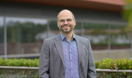 Professor Lars Schmitz.