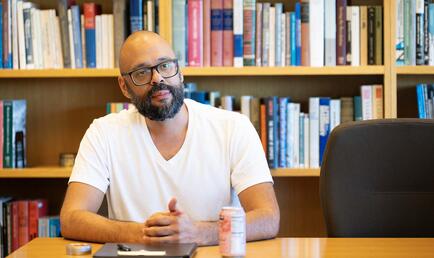 Musa al-Garbi speaking to students at the Salvatori Center at CMC.