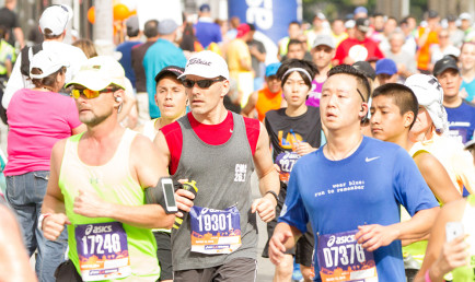 CMC President Hiram Chodosh (center) during this year's LA Marathon