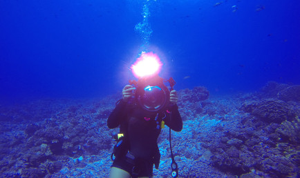 Jane Chang Mi ’01 on a diving expedition.